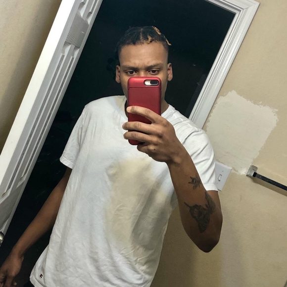 Poshmark profile picture for @larkus